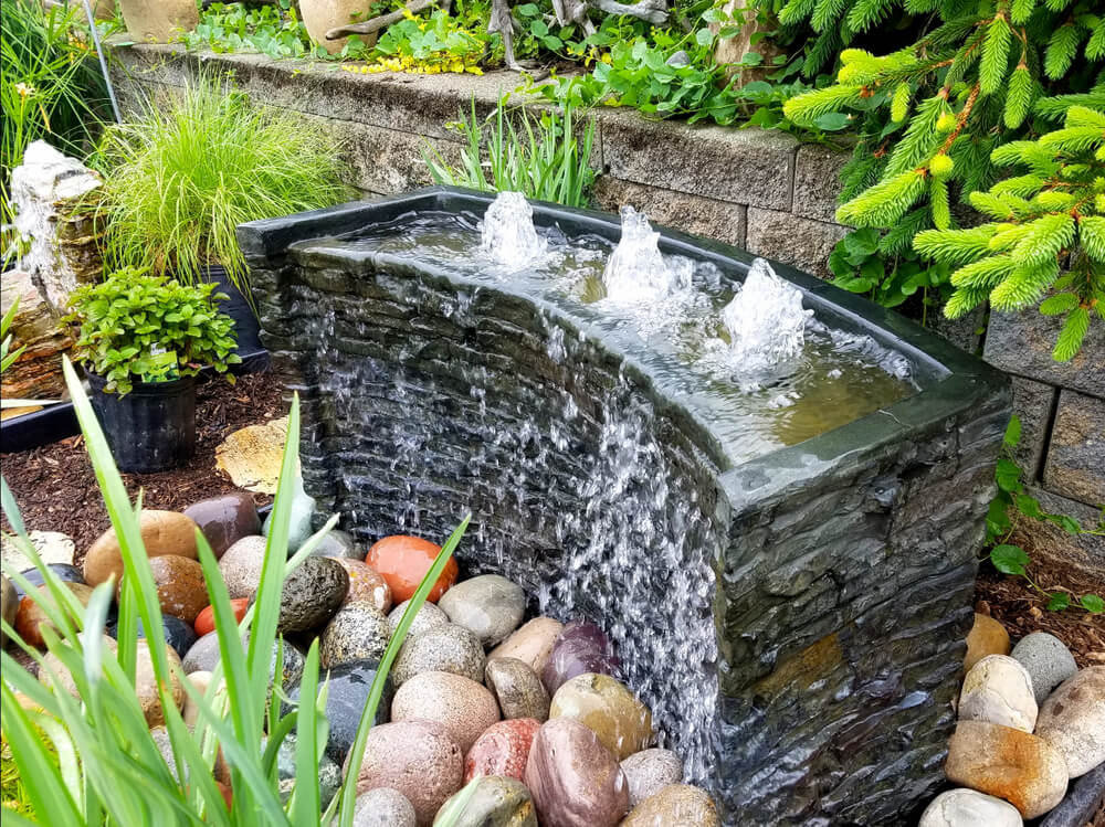 Idées d'aménagement paysager avec une pièce d'eau bouillonnante