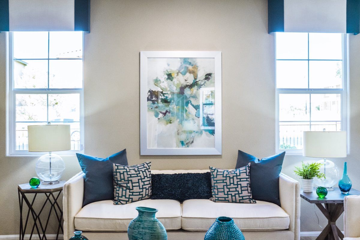 salon chic avec œuvres d'art et couleurs bleues