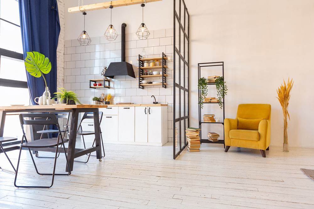 cuisine ouverte contre un salon avec un fauteuil jaune