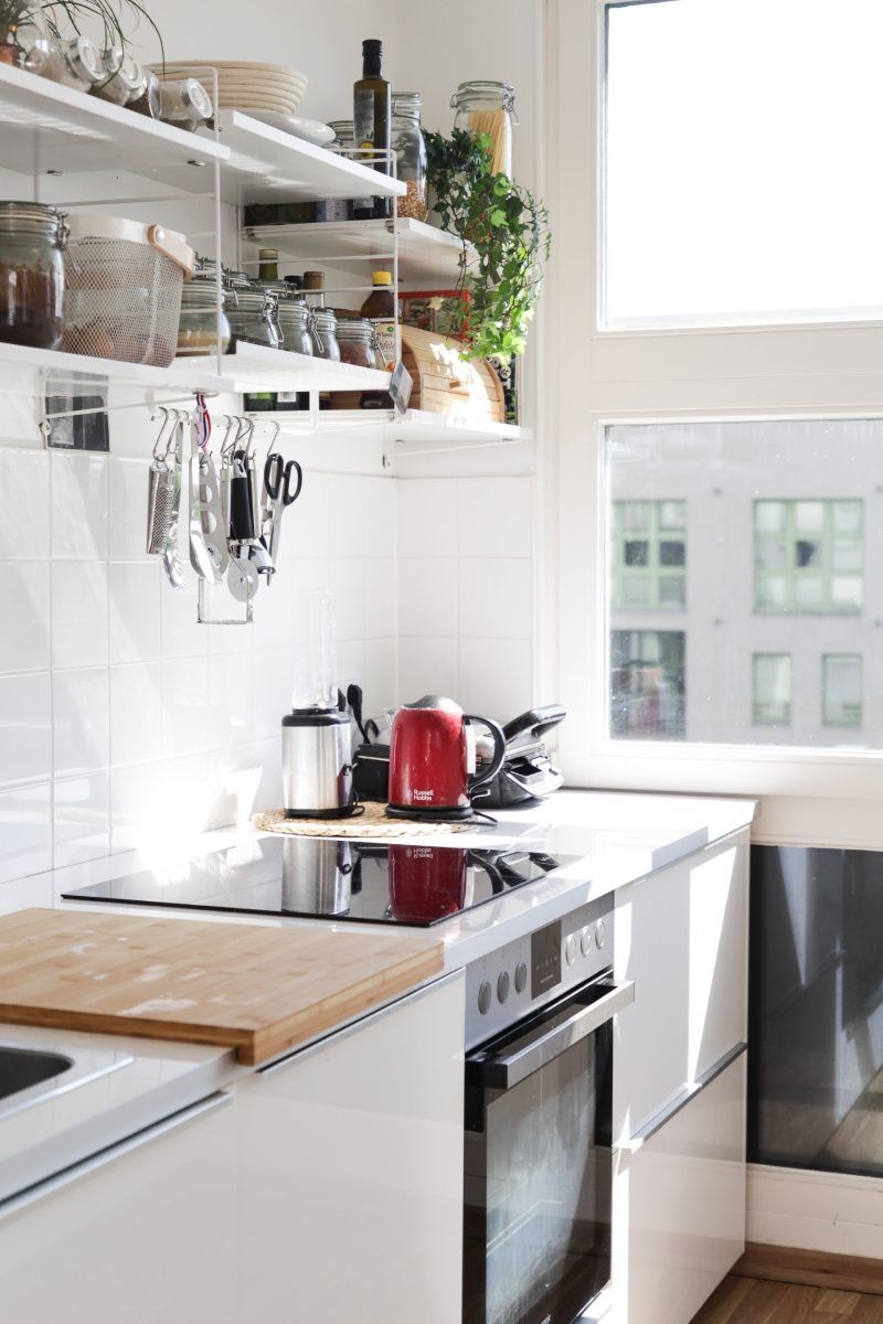 stockage vertical dans une cuisine blanche