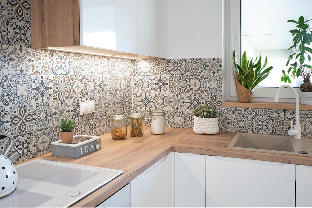 petite cuisine confortable et jolie avec des carreaux à motifs et des tasses décoratives