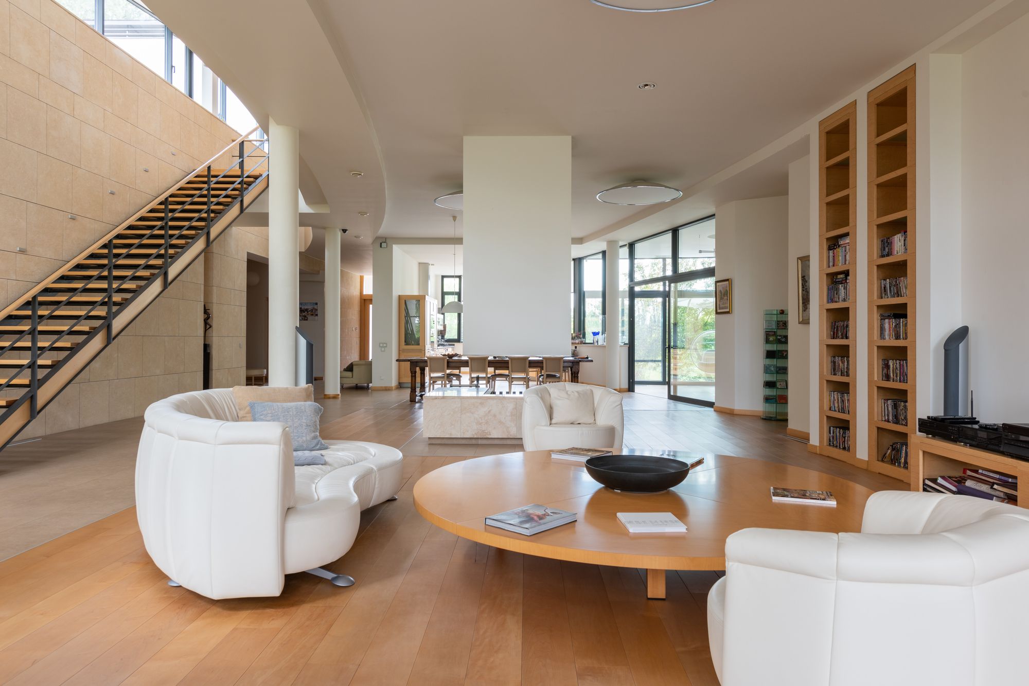 Casa de dois andares com escada de madeira e decoração moderna