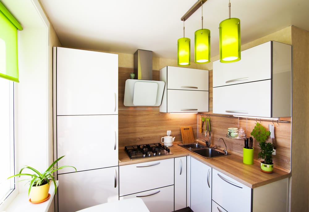 petite cuisine en L avec des accents verts