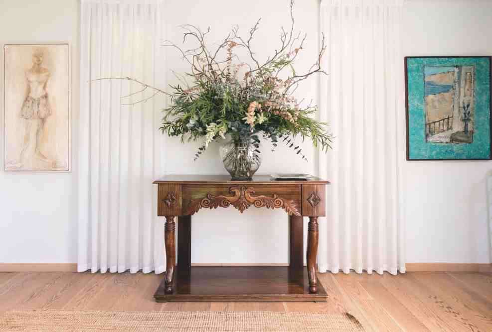 elementos antigos e modernos na decoração de sala