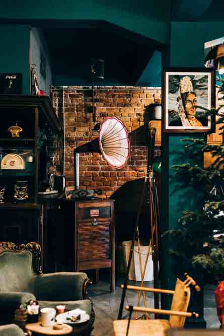 Sala decorada no estilo retrô