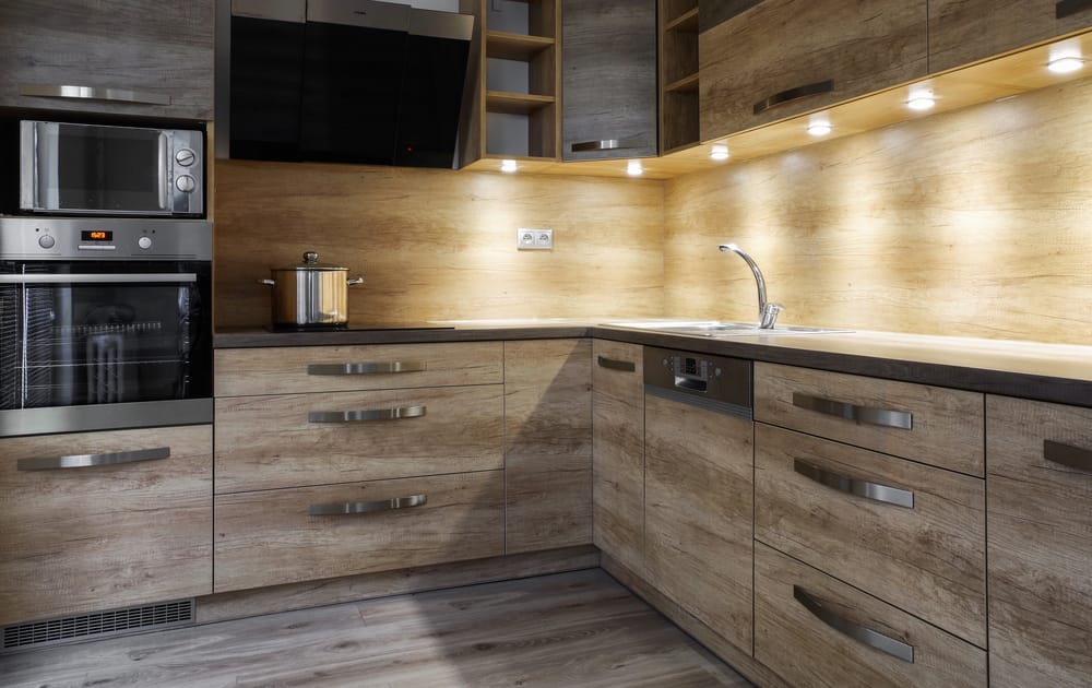 spots LED dans une cuisine moderne