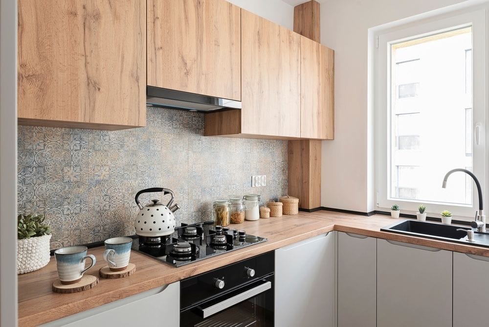 petite cuisine confortable et jolie avec des carreaux à motifs et des tasses décoratives