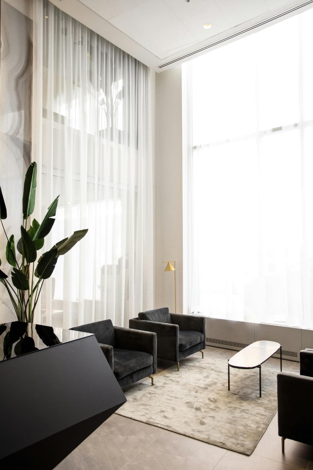 sala de estar tetos altos e cortinas com trilhos