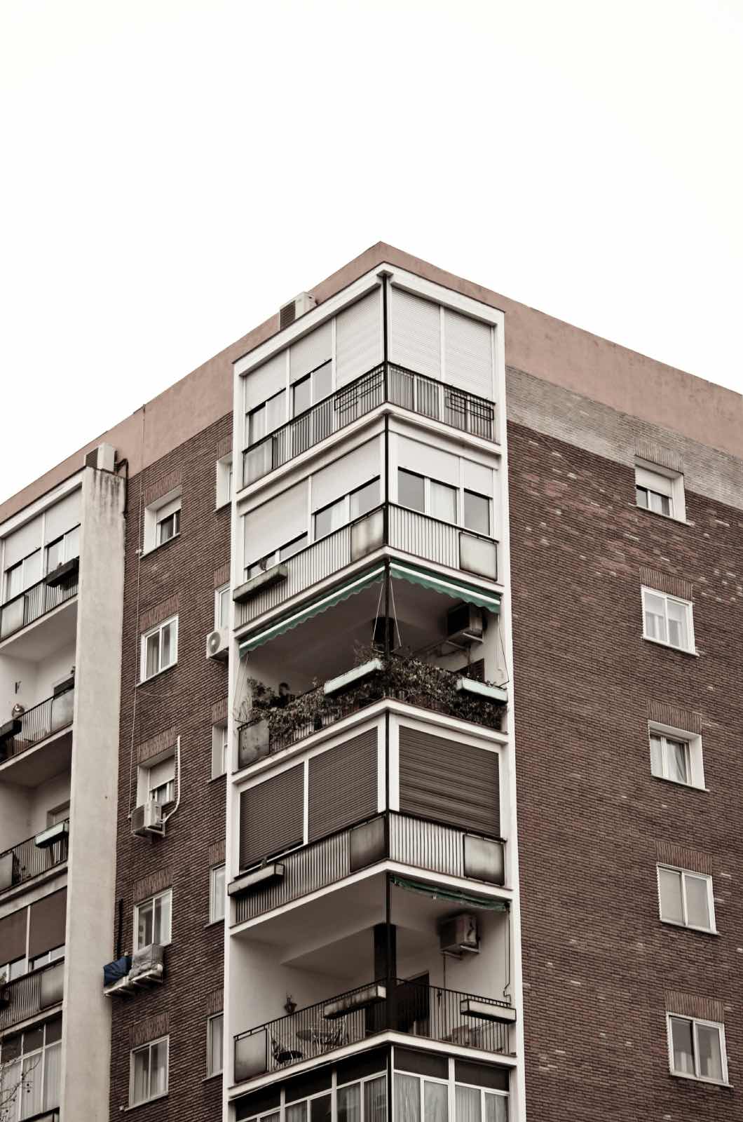 edifício em Madri com persianas de rolo, tratamento de janelas