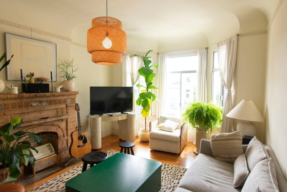 apartamento decorado com paleta de cores neutras e plantas
