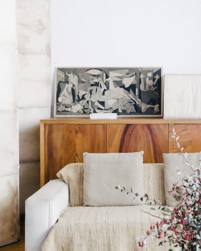 casa com decoração de paredes de pinturas famosas