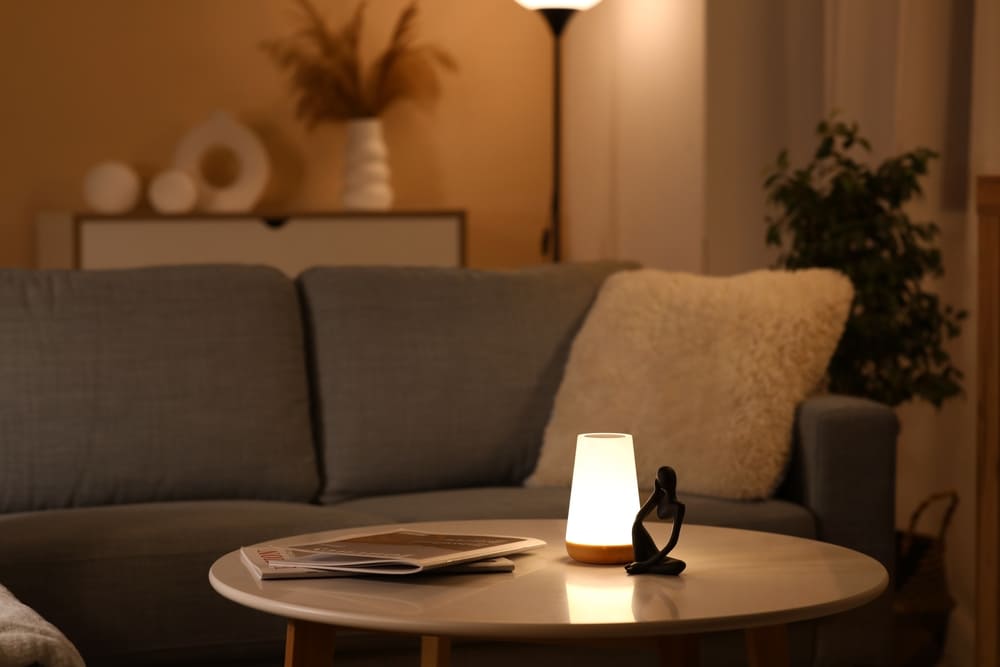 sala com luminária de luz quente na mesa de centro
