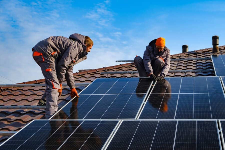 instalação de painéis solares em casa sustentável