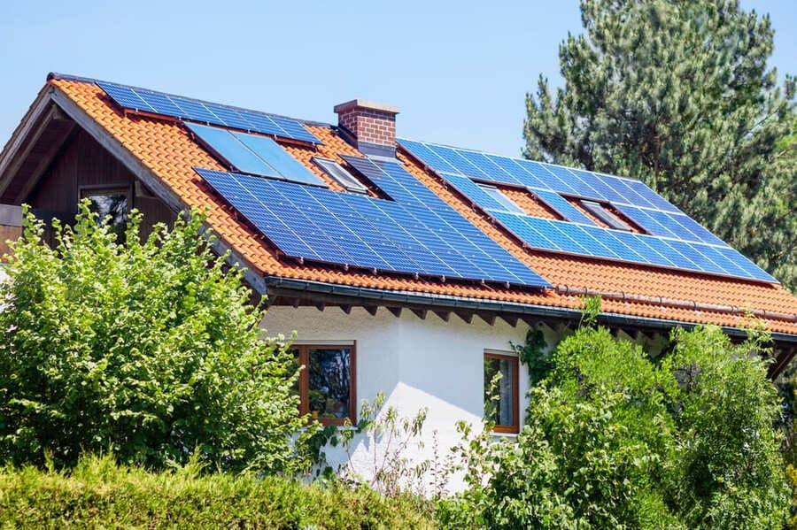 casa com painéis solares para redução do consumo de energia elétrica